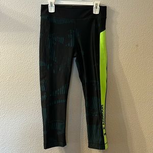 Under Armour compression capri leggings size small